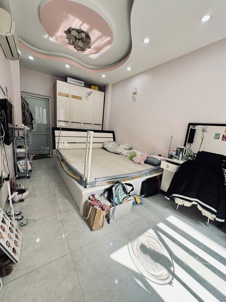 Bán nhà ngõ Kim Mã sát mặt đường